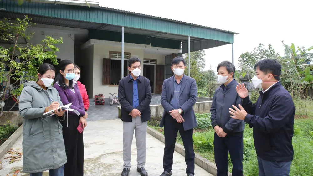 Ông Nguyễn Chí Thanh, Giám đốc CDC Hà Tĩnh (ngoài cùng bên phải) chỉ đạo ngành chức năng xã Cẩm Xuyên triển khai các biện pháp phòng chống cúm gia cầm