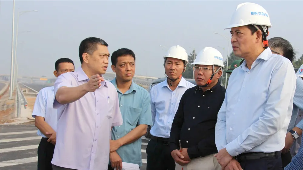 Ông Phạm Hồng Quang, Tổng giám đốc Tổng công ty Đầu tư phát triển đường cao tốc Việt Nam (bên trái) báo cáo về phương án thu phí