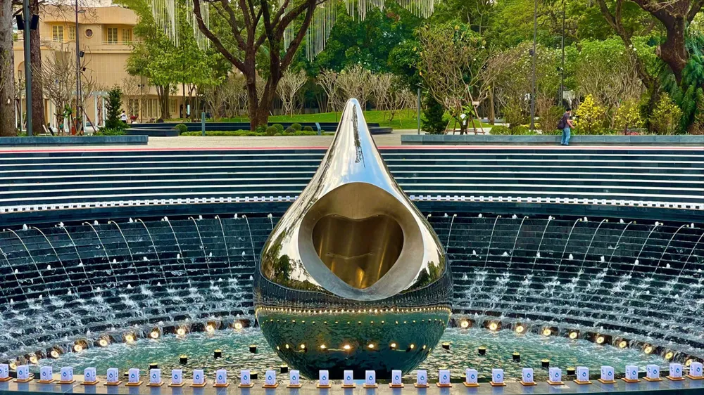 Biểu tượng "Giọt nước", điểm nhấn của công viên. Ảnh: HOÀNG HÙNG