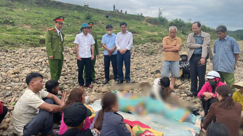 Thi thể 2 học sinh đuối nước trên sông Đakrông