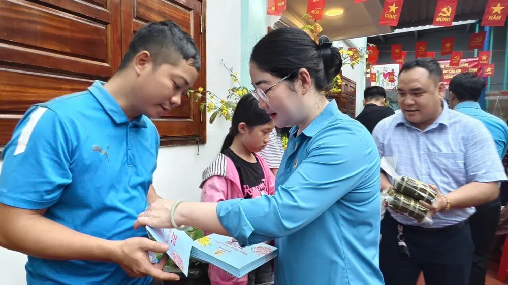 Ấm áp “Bữa cơm xuân đoàn kết” cho công nhân xa quê 