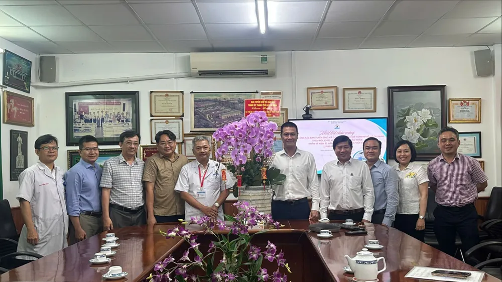 Đồng chí Nguyễn Việt Long, Phó Trưởng Ban Tuyên giáo và Dân vận Thành ủy TPHCM thăm, chúc mừng Bệnh viện Tâm thần TPHCM. Ảnh: TẤN LINH