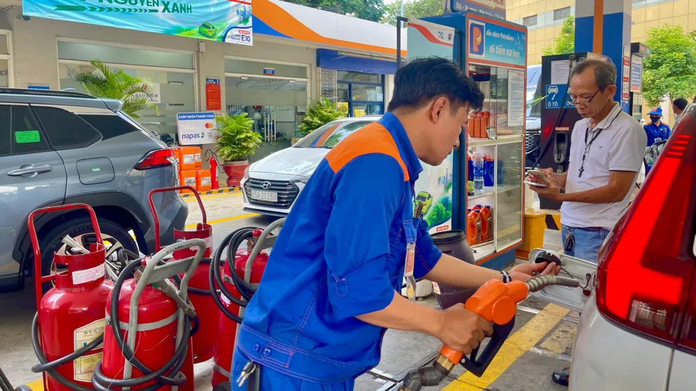 Khách đổ xăng E10 tại cây xăng Petrolimex trên đường Phạm Hồng Thái, phường Bến Thành, TPHCM 