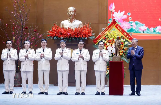 Tổng Bí thư Tô Lâm trao tặng bức tượng Chủ tịch Hồ Chí Minh cho Cục An ninh điều tra (Bộ Công an). Ảnh: TTXVN