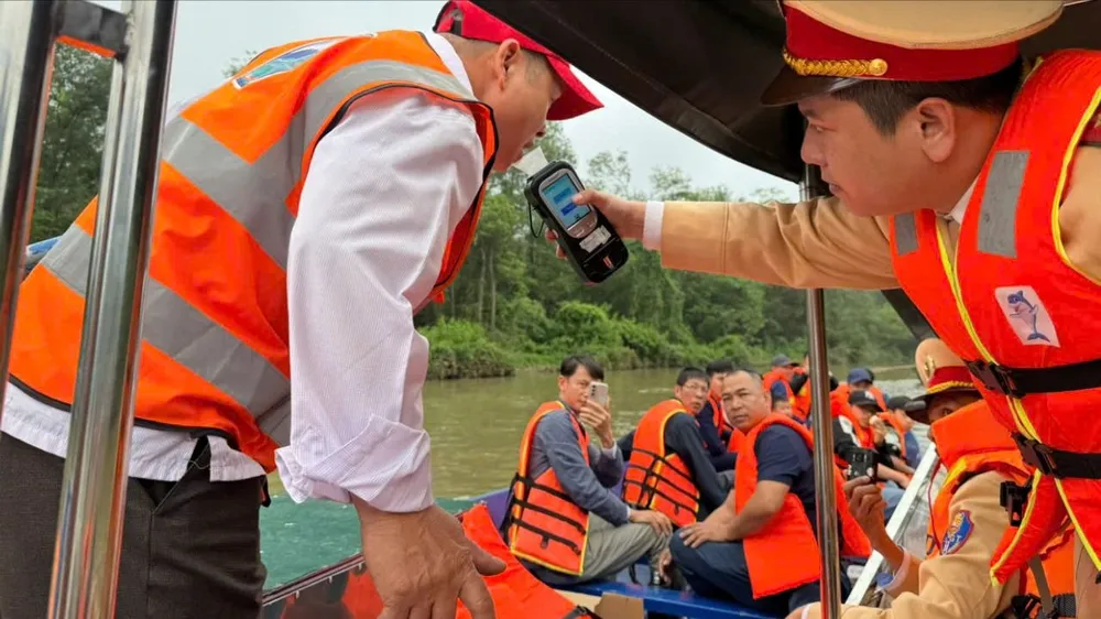 Kiểm tra nồng độ cồn của các lái đò trên suối Yến