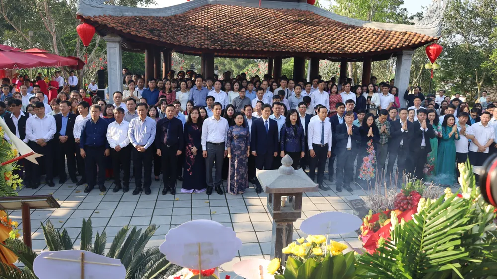 Bộ trưởng Bộ Y tế Đào Hồng Lan cùng đoàn công tác dâng hương tại khu mộ Đại danh y Hải Thượng Lãn Ông Lê Hữu Trác