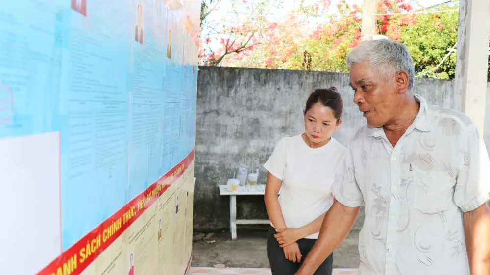 Bí thư Chi bộ ấp Hòa Lạc C, xã Song Lộc Thạch Ly Kô tuyên truyền đến cho bà con cử tri trước ngày bầu cử. Ảnh: TH