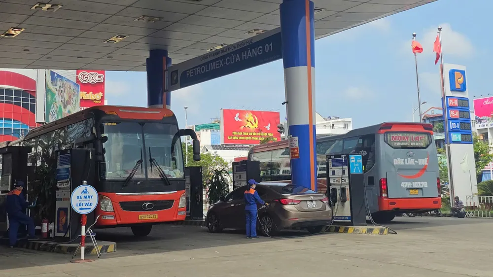 Xử lý cửa hàng xăng dầu chỉ bán tối đa 300.000 đồng/lượt