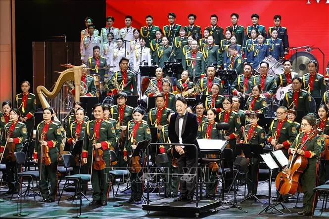 Gần 200 nhạc công, nghệ sĩ cùng hòa nhịp trong đêm công diễn chính thức ra mắt Dàn nhạc Giao hưởng Quân đội (MSO). Ảnh: TTXVN