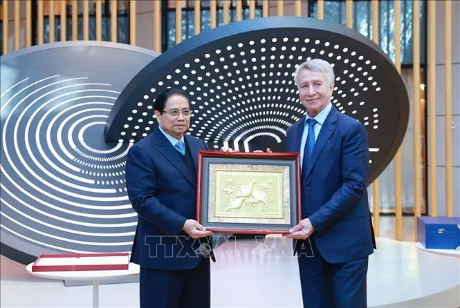 Thủ tướng Phạm Minh Chính tặng quà cho lãnh đạo Tập đoàn Novatek. Ảnh: TTXVN