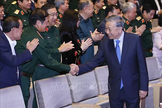 Tổng Bí thư Tô Lâm với đại biểu. Ảnh: TTXVN