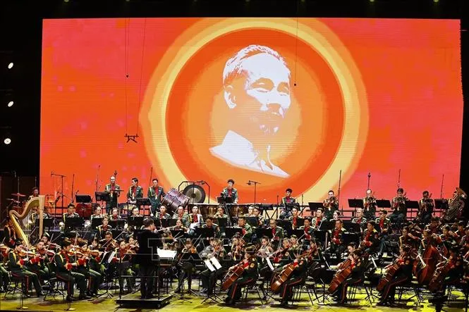 Chương I - Ánh dương soi đường, mở đầu bằng bản Overture - Ca ngợi Tổ quốc, không gian âm nhạc tràn ngập niềm tự hào và lòng tri ân đối với Đảng quang vinh, Bác Hồ vĩ đại. Ảnh: TTXVN
