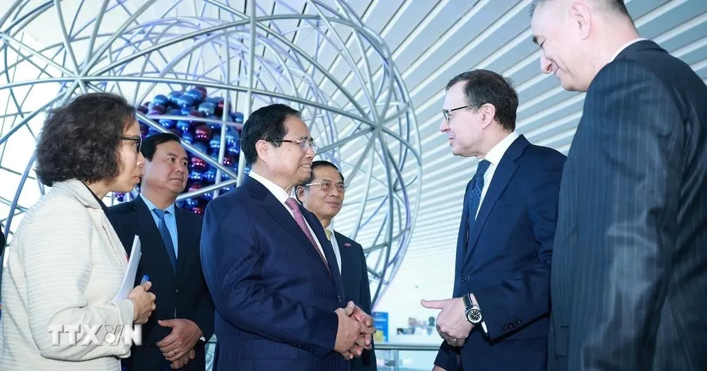 Thủ tướng Phạm Minh Chính tham quan Triển lãm hạt nhân tại Moscow. Ảnh: TTXVN