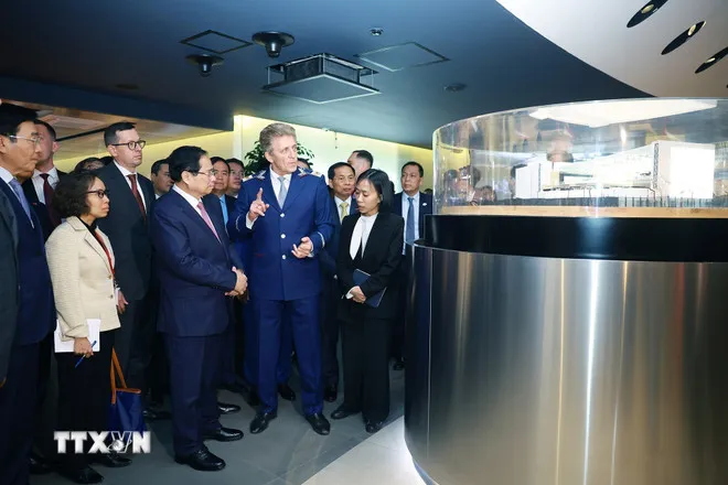 Thủ tướng Chính Phủ Phạm Minh Chính thăm Trung tâm điều khiển hệ thống tàu điện ngầm Moscow. Ảnh: TTXVN