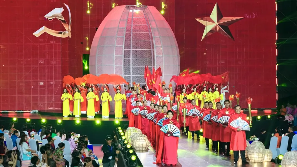 Trình diễn áo dài thuộc khuôn khổ Lễ hội Áo dài TPHCM tại đường đi bộ Nguyễn Huệ 