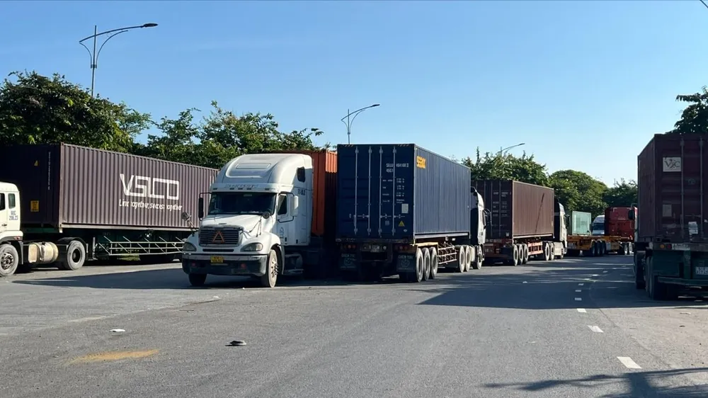 Xe tải, xe container lấn chiếm lòng đường gây mất an toàn giao thông