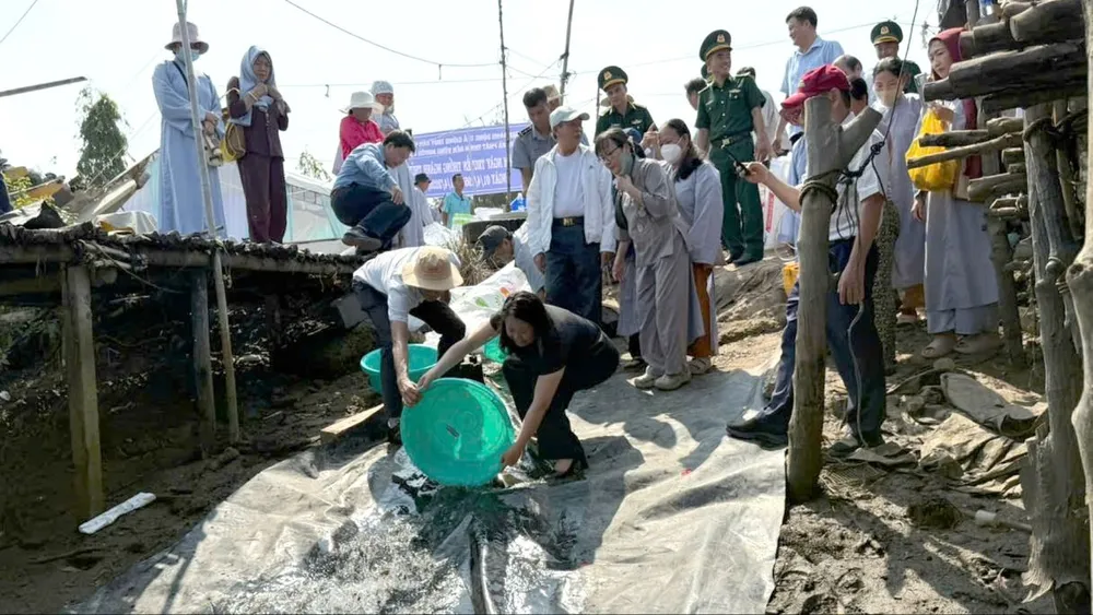 Thả cá tái tạo nguồn lợi thủy sản tại khu vực chân cầu sông Ray (xã Hồ Tràm)