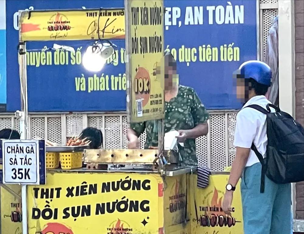 Hàng rong trước cổng một trường học ở TPHCM không được bảo quản theo nguyên tắc an toàn thực phẩm. Ảnh: KIM HUYỀN