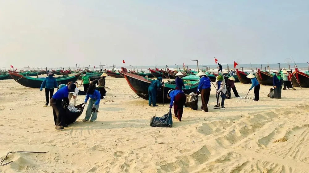Thanh niên tình nguyện làm sạch môi trường biển tại Hà Tĩnh