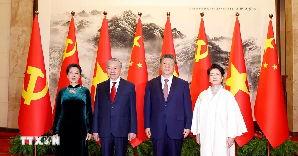 Tổng Bí thư, Chủ tịch nước Tô Lâm và Phu nhân cùng Tổng Bí thư, Chủ tịch nước Trung Quốc Tập Cận Bình và Phu nhân chụp ảnh chung. Ảnh: TTXVN