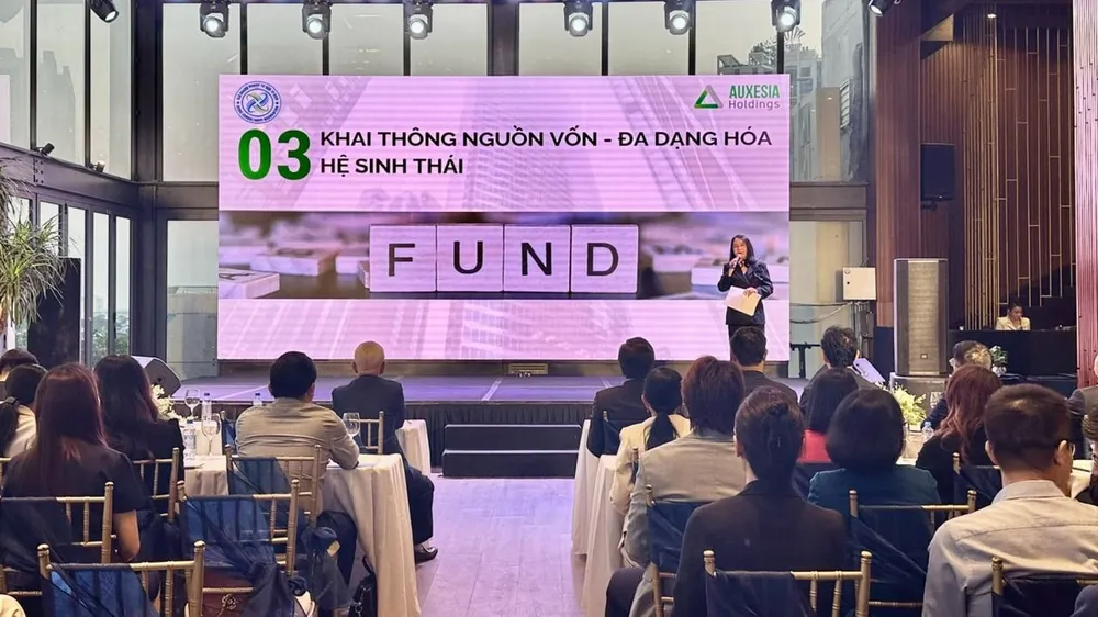 Bà Mã Thanh Loan, Phó Chủ tịch Câu lạc bộ Doanh nghiệp Tư vấn TPHCM trình bày tham luận tại chương trình SACA Connect. Ảnh: THANH HIỀN