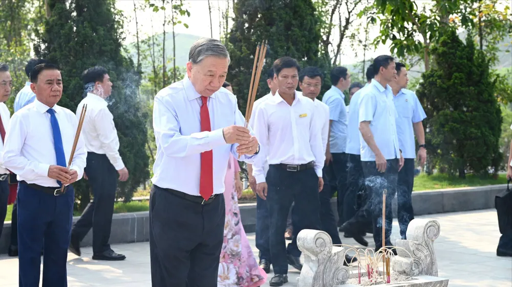 Tổng Bí thư, Chủ tịch nước Tô Lâm dâng hương tại khu mộ Tổng Bí thư Hà Huy Tập