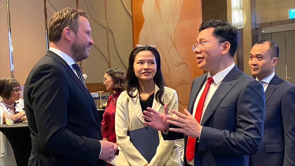 Bộ trưởng Ngoại giao Cộng hòa Estonia Margus Tsahkna (trái) trao đổi với Phó Chủ tịch UBND TPHCM Hoàng Nguyên Dinh. Ảnh: XUÂN HẠNH