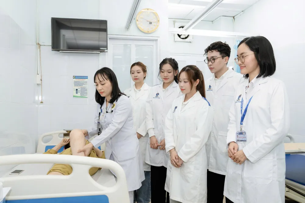 Giảng viên hướng dẫn sinh viên ngành điều dưỡng học thực hành.jpg