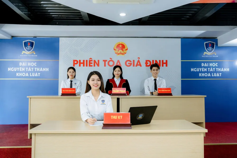 Sinh viên ngành Luật trong giờ học tại phiên tòa giả định.jpg