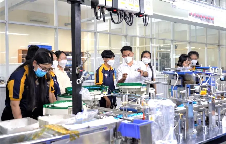 Sinh viên thăm dây chuyền sản xuất tại nhà máy Thiên Long.jpg