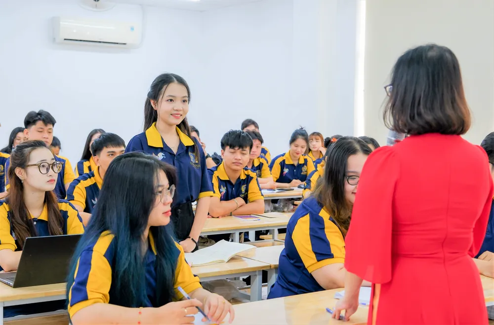 Sinh viên Trường ĐH Gia Định trong giờ học lý thuyết .jpg