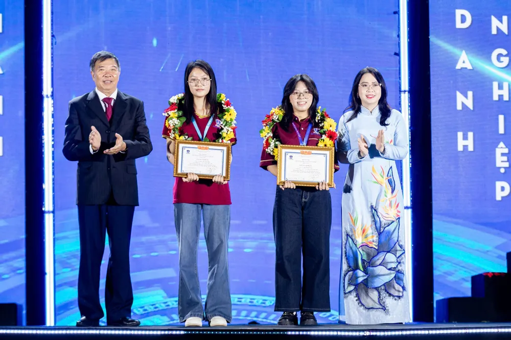 Sinh viên Trường ĐH Nguyễn Tất Thành nhận học bổng của nhà trường.jpg