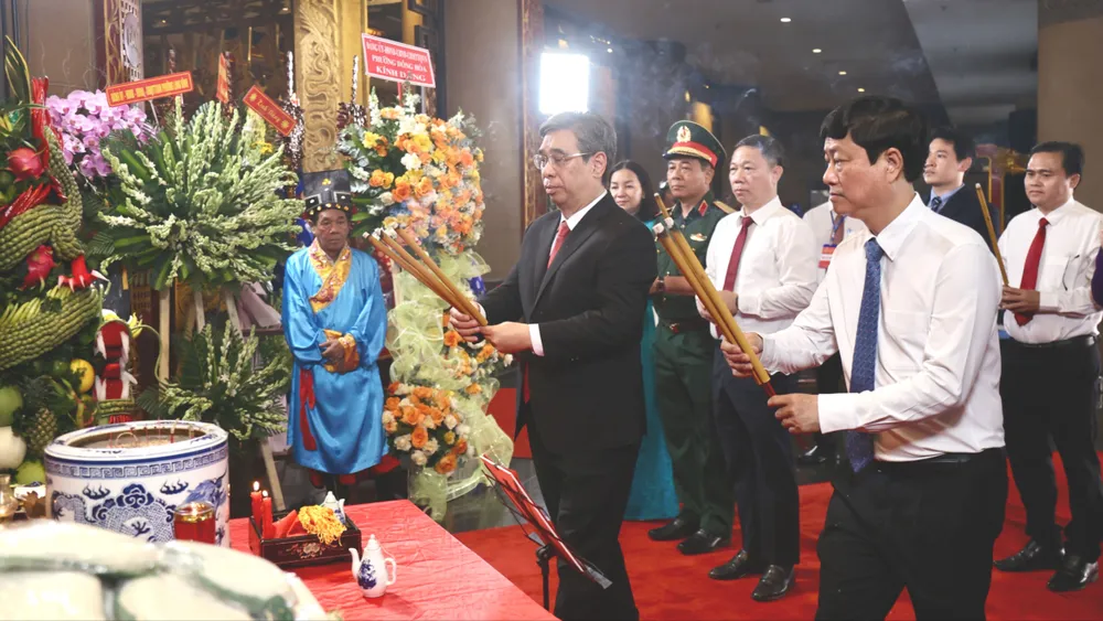 Lãnh đạo TPHCM cùng các đại biểu dâng hương tại Đền Tưởng niệm các Vua Hùng. Ảnh: DŨNG PHƯƠNG