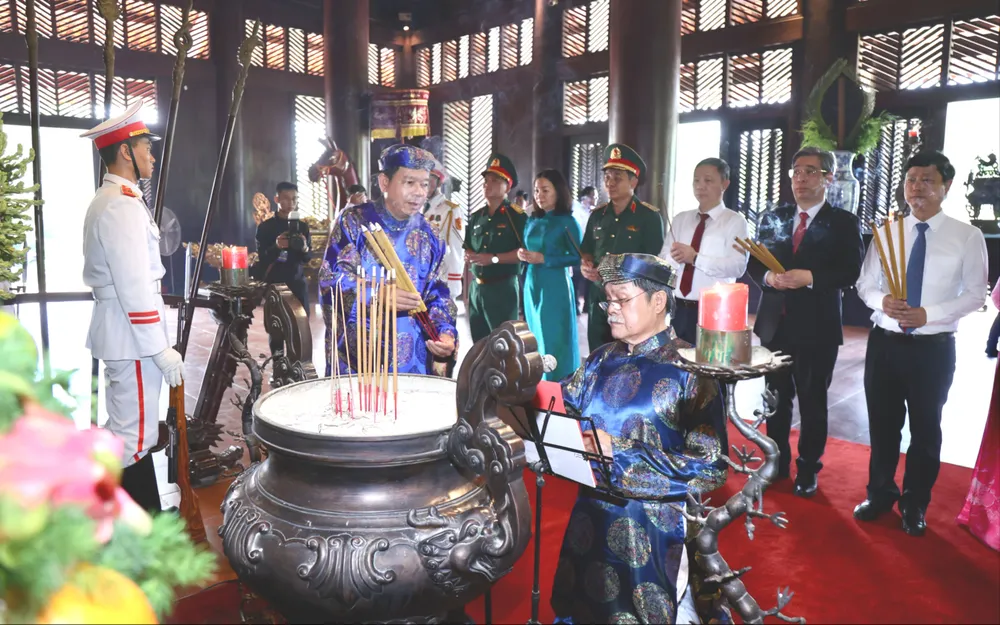 Đoàn lãnh đạo thành phố thành kính dâng hương tại Đền thờ Đức Lễ Thành hầu Nguyễn Hữu Cảnh. Ảnh: DŨNG PHƯƠNG