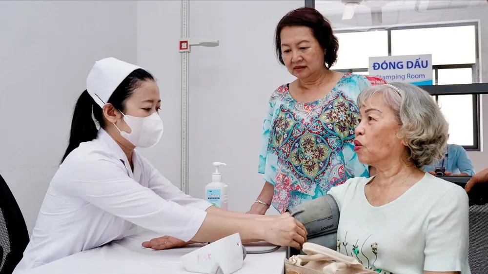 Người dân được hướng dẫn, kiểm tra sức khỏe tại trạm y tế phường Xuân Hòa, TPHCM. Ảnh: HOÀNG HÙNG