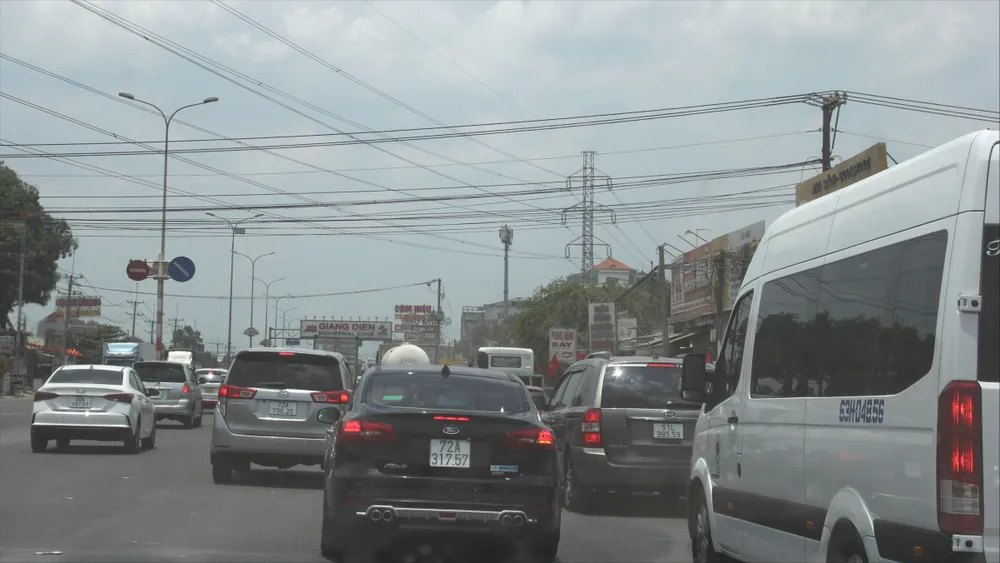 Tháo dỡ xong 2 trạm thu phí, quốc lộ 51 vẫn kẹt cứng dịp nghỉ lễ