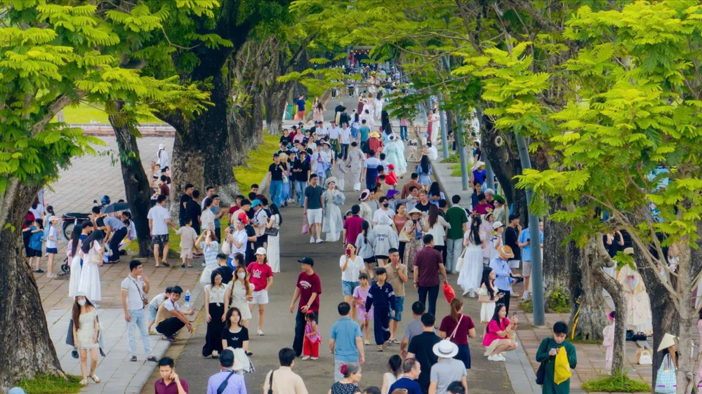 Đông đảo du khách đến Huế tham quan, nghỉ dưỡng trong ngày đầu của kỳ nghỉ lễ 30-4 và 1-5