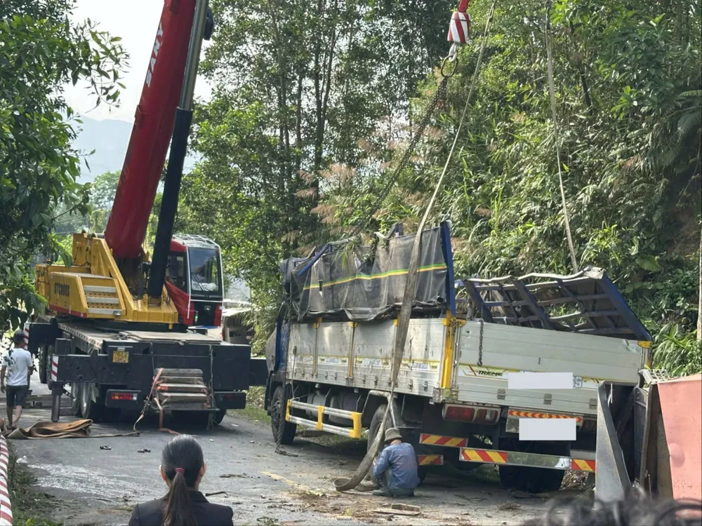 Lật xe trên đèo Viôlăk khiến 2 người tử vong, 1 người bị thương