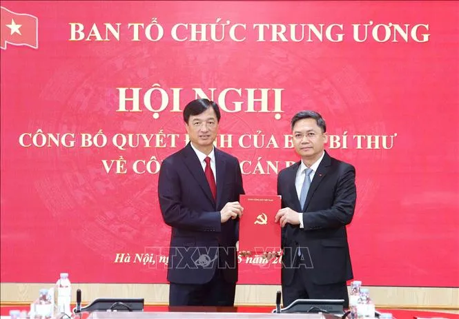 Đồng chí Nguyễn Duy Ngọc, Ủy viên Bộ Chính trị, Bí thư Trung ương Đảng, Trưởng Ban Tổ chức Trung ương trao Quyết định của Ban Bí thư cho đồng chí Hà Minh Hải. Ảnh: TTXVN