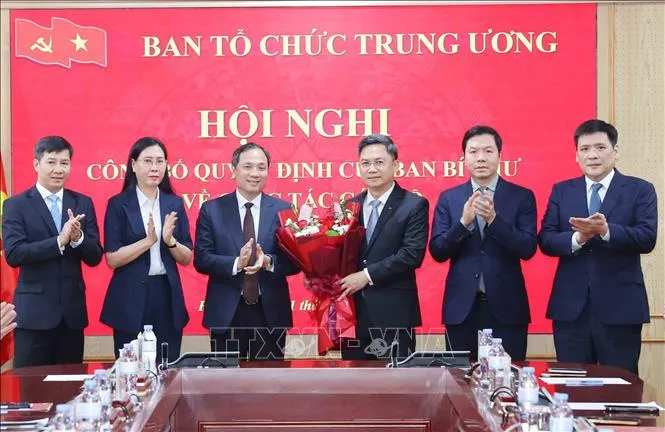 Lãnh đạo Ban Tổ chức Trung ương tặng hoa chúc mừng đồng chí Hà Minh Hải. Ảnh: TTXVN