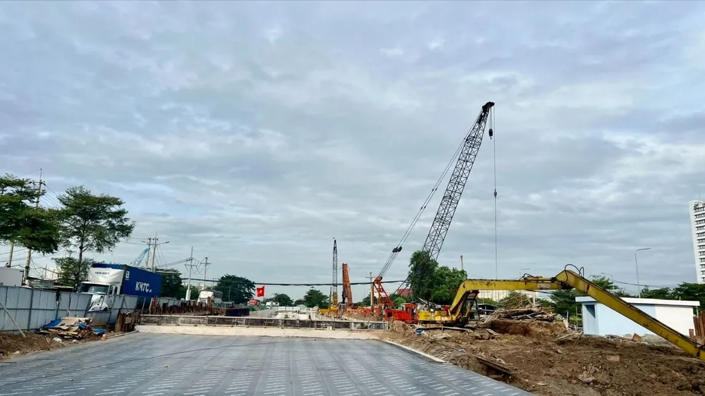 Dự án xây dựng đường Vành đai 3 đảm bảo tiến độ. Ảnh: QUỐC HÙNG