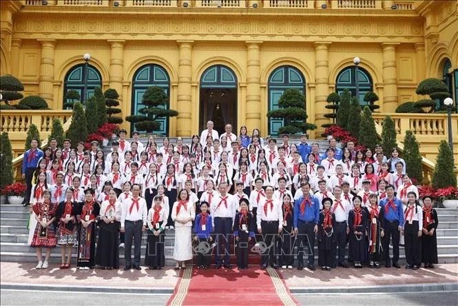 Tổng Bí thư, Chủ tịch nước Tô Lâm và đại biểu chụp ảnh chung với các Đội viên tiêu biểu toàn quốc. Ảnh: TTXVN