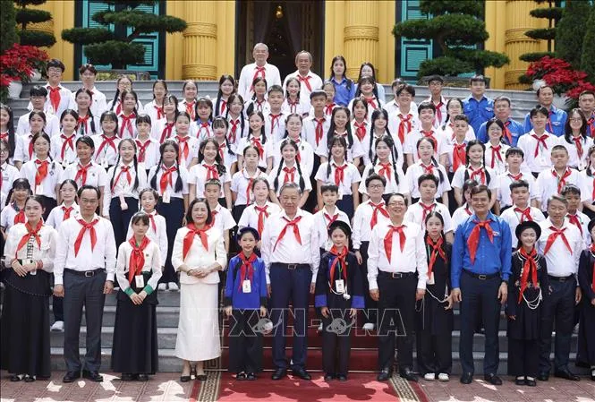 Tổng Bí thư, Chủ tịch nước Tô Lâm và đại biểu chụp ảnh chung với các Đội viên tiêu biểu toàn quốc. Ảnh: TTXVN