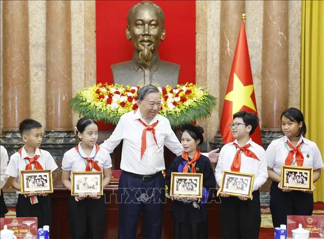 Tổng Bí thư, Chủ tịch nước Tô Lâm tặng bức ảnh “Bác Hồ với thiếu nhi” cho các đội viên tiêu biểu toàn quốc. Ảnh: TTXVN