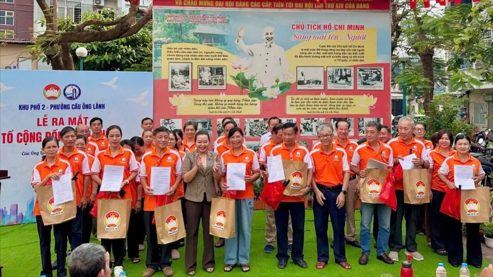 Các tổ tự quản "Đoàn kết – Văn minh – Nghĩa tình" ra mắt tại buổi lễ. Ảnh: THANH HIỀN