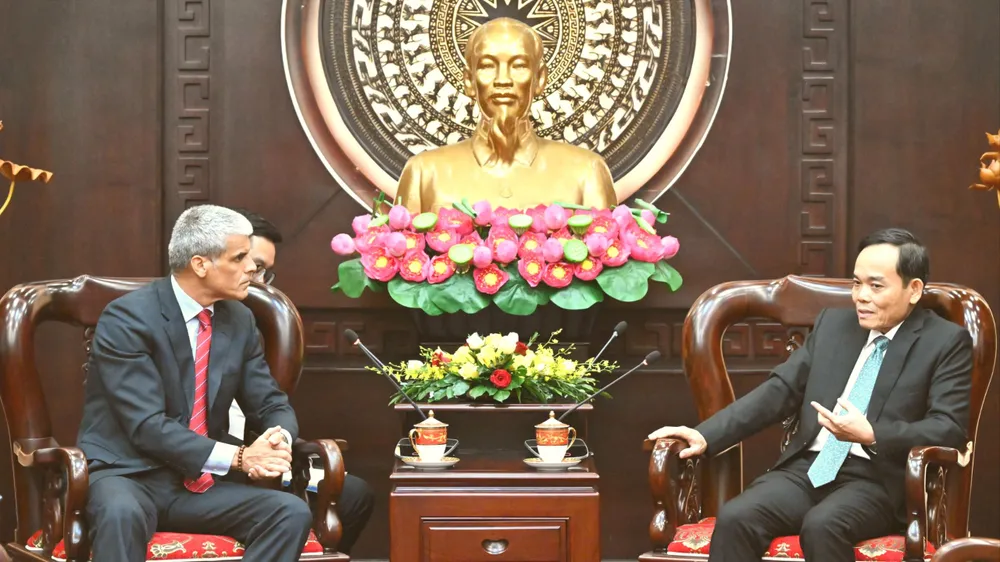 Bí thư Thành ủy TPHCM Trần Lưu Quang tiếp Tổng lãnh sự Cuba tại TPHCM Mauricio Alejandro Martinez Duque. Ảnh: VIỆT DŨNG 