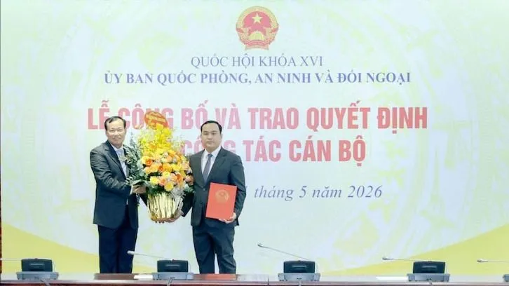 Chủ nhiệm Ủy ban Quốc phòng, An ninh và Đối ngoại Lê Tấn Tới tặng hoa chúc mừng tân Vụ trưởng Vụ Quốc phòng, An ninh và Đối ngoại Nguyễn Văn Khoa Điềm. Ảnh: CẨM HÀ