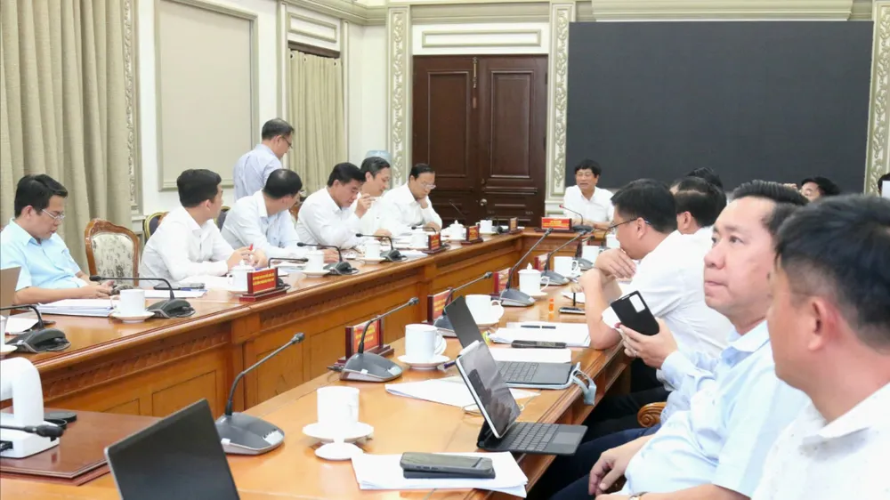 Lãnh đạo UBND TPHCM cùng lãnh đạo các sở ngành tham dự cuộc họp