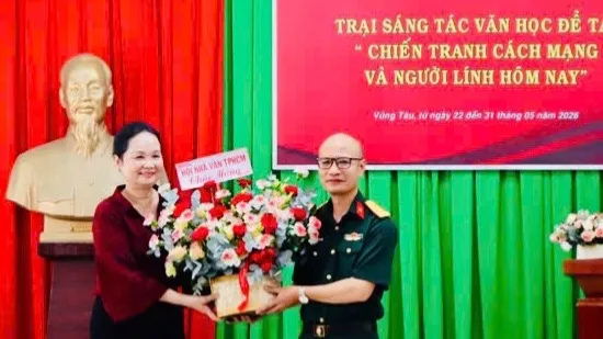 Nhà văn Trịnh Bích Ngân, Chủ tịch Hội Nhà văn TPHCM tặng hoa chúc mừng khai mạc trại sáng tác