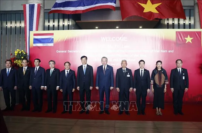 Tổng Bí thư, Chủ tịch nước Tô Lâm và Chủ tịch Quốc hội Thái Lan Sophon Saram chụp ảnh chung với các đại biểu. Ảnh: TTXVN
